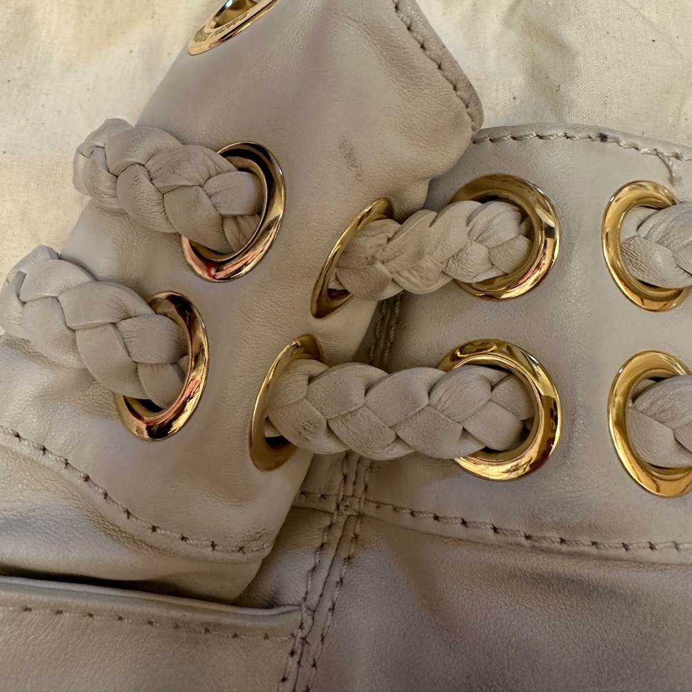 Stylish White Leather Handbag - Picture 8 of 13